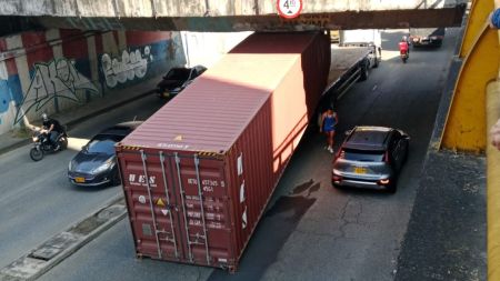 Contenedor cae a la vía en el deprimido de San Juan con la 80 por exceso de altura