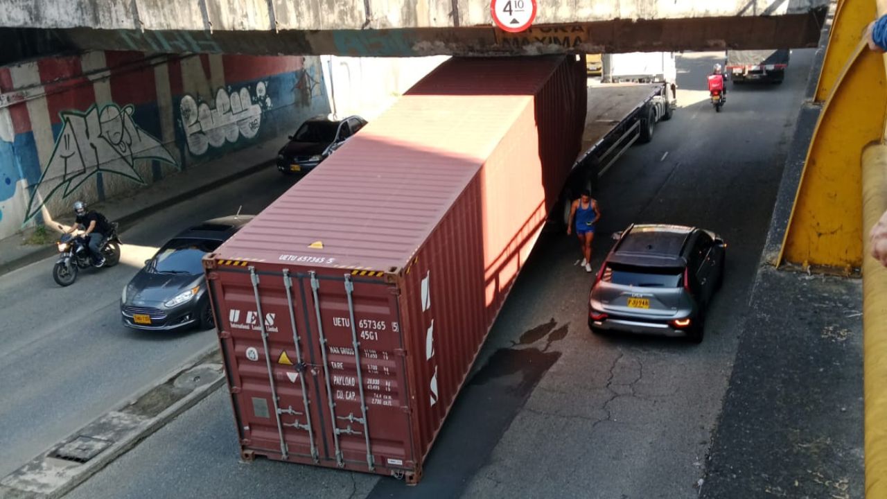 Contenedor cae a la vía en el deprimido de San Juan con la 80 por exceso de altura