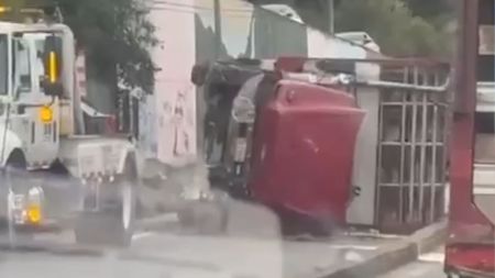 Vía cerrada en El Santuario: un camión de pollos terminó volcado Vía cerrada en El Santuario: un camión de pollos terminó volcado