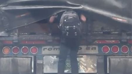 ¿Qué buscaba? Hombre se trepa a la parte trasera de un camión en pleno tráfico de medellín