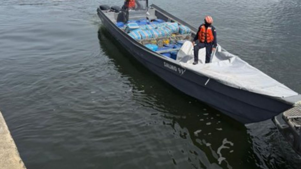 Armada de Colombia incauta más de dos toneladas de estupefacientes en aguas de Nariño.