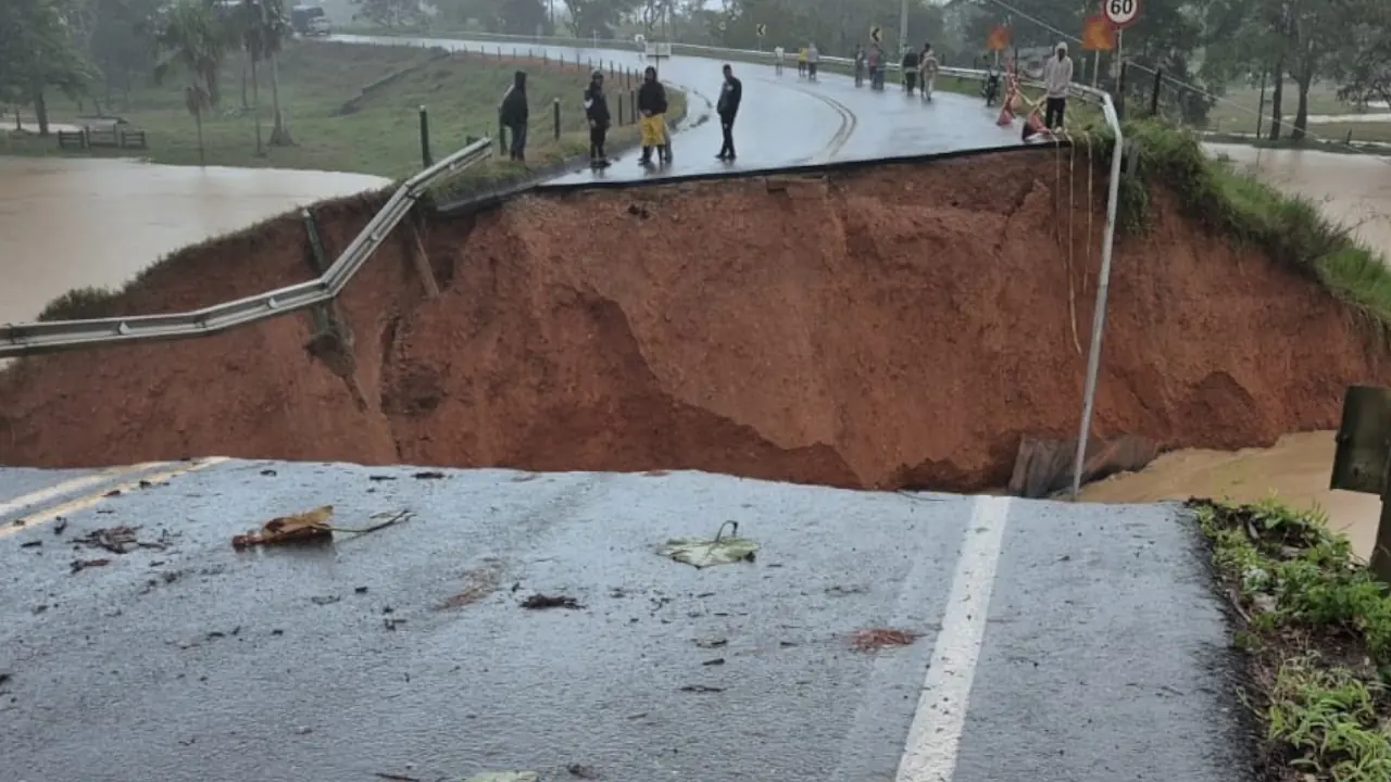 Menor perdió la vida al caer de puente colapsado sobre el río Mulatos en Urabá