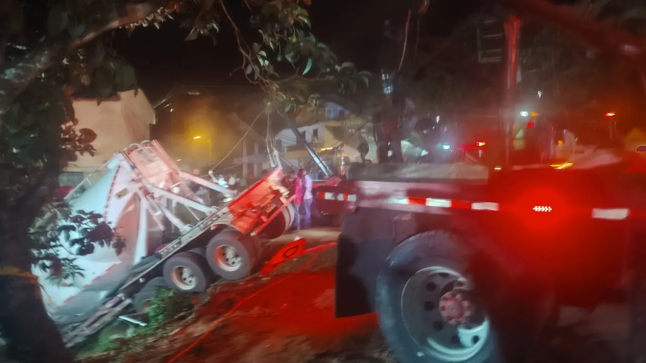 Rescate de camión obliga a frenar el tráfico en la vía Cisneros– Puerto Berrio