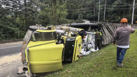 Se volcó tractomula en la vía Medellín–La Pintada: paso controlado a un carril Tractomula volcada