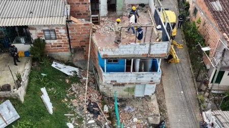 Tres casas señaladas por actividades ilegales fueron demolidas en Rionegro Tres casas señaladas por actividades ilegales fueron demolidas en Rionegro