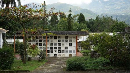 ¿Cuántas víctimas arrojadas al río Medellín y la autopista estarían en el cementerio de Copacabana? Comienza la intervención Uribe pagina 12