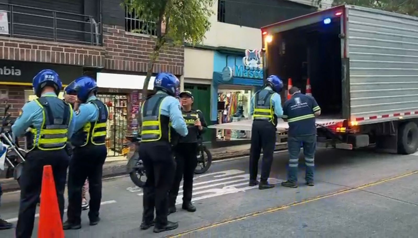 Operativo 'sorpresa' en Manrique dejó más de 100 vehículos inmovilizados y 150 comparendos