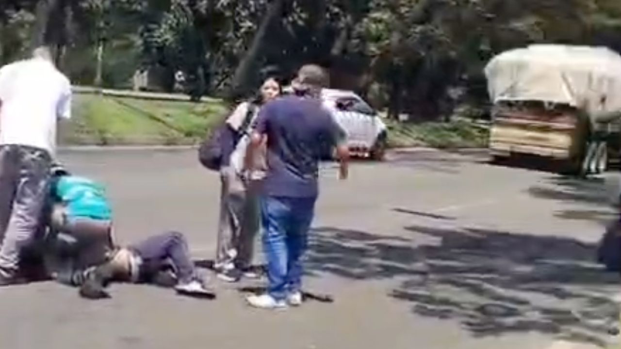 "Que peligro": Un habitante de calle se atravesó y tumbó a un motociclista en la Minorista