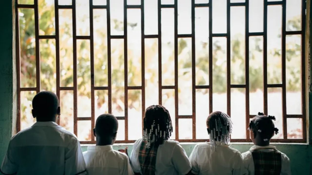 Cada 20 horas un menor es reclutado por los grupos armados en Colombia Reclutamiento sin pausa: un niño o niña es reclutado cada 20 horas por los grupos armados ilegales en el país