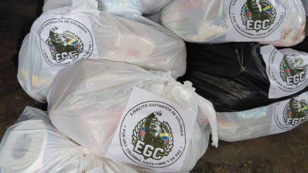 Polémica en Urabá: reportan entrega de ayudas a afectados por lluvias con logos del Clan del Golfo