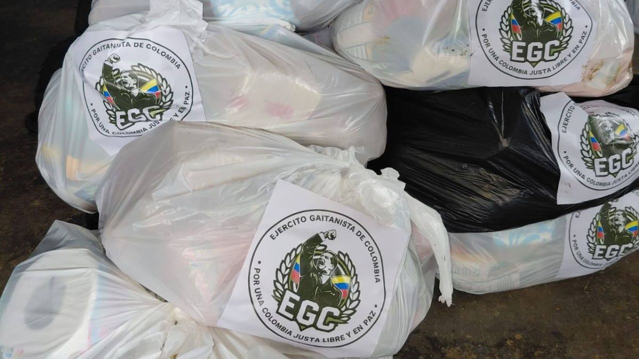 Con sellos de gran tamaño el Clan del Golfo entrega ayudas a los afectados en el Urabá Polémica en Urabá: reportan entrega de ayudas a afectados por lluvias con logos del Clan del Golfo