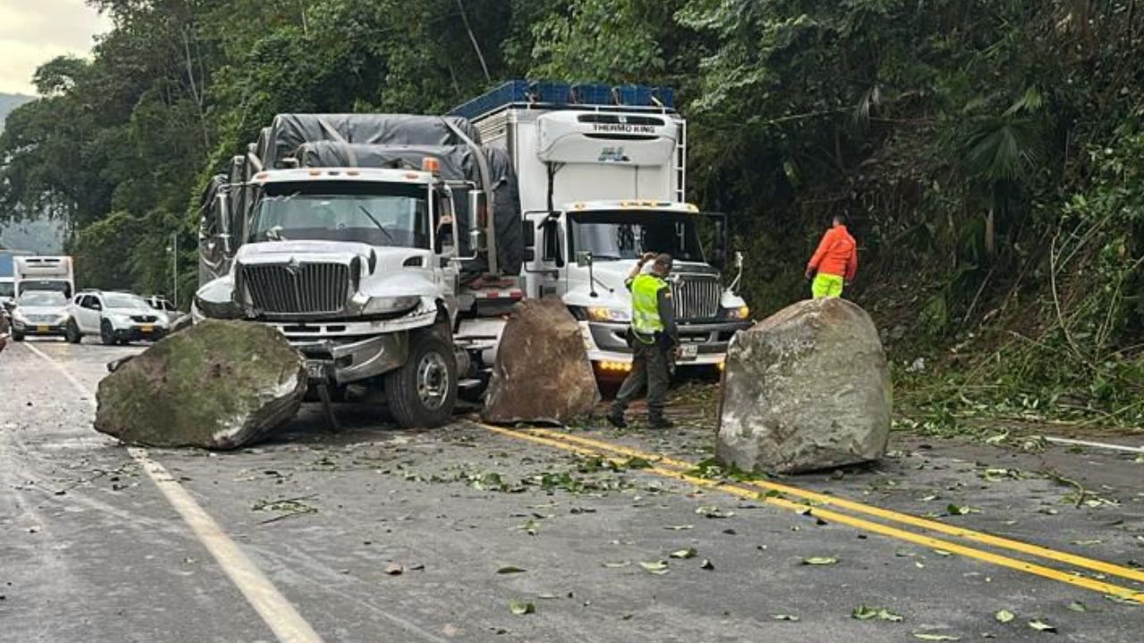 Paciencia si va para el Suroeste: derrumbe de piedras en La Pintada dejó el paso controlado derrumbe de piedras