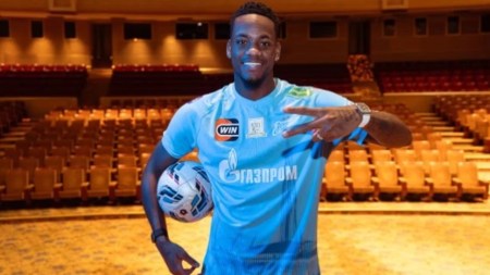 Jhon Jader Durán debutó a los golpes en la liga Rusa: recibió amarilla en solo cinco minutos