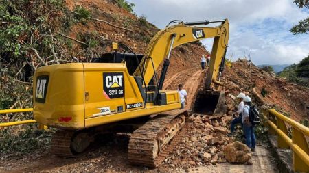 Deslizamiento bloquea la vía Medellín – Bogotá; avanzan labores para retirar cuarenta mil metros cúbicos de tierra