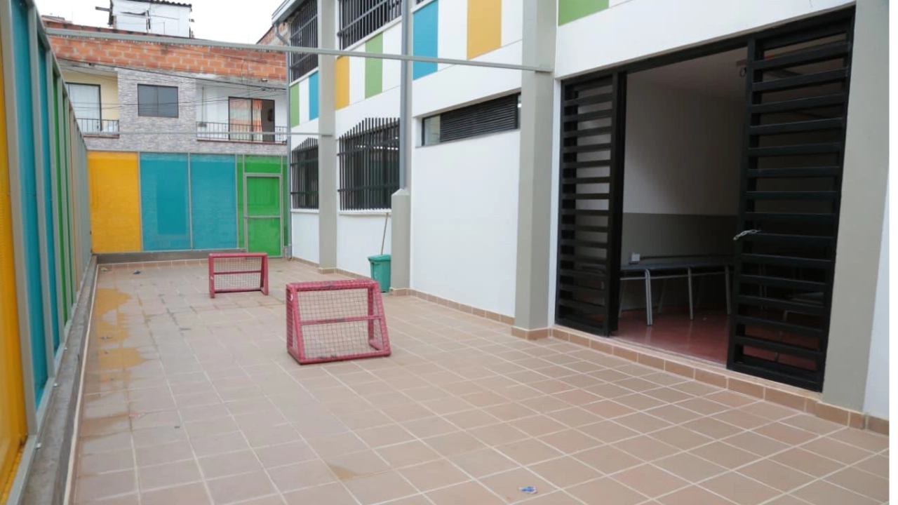 Entregan renovada institución educativa en Itagüí que beneficiará a cerca de 500 estudiantes 2 lienzo