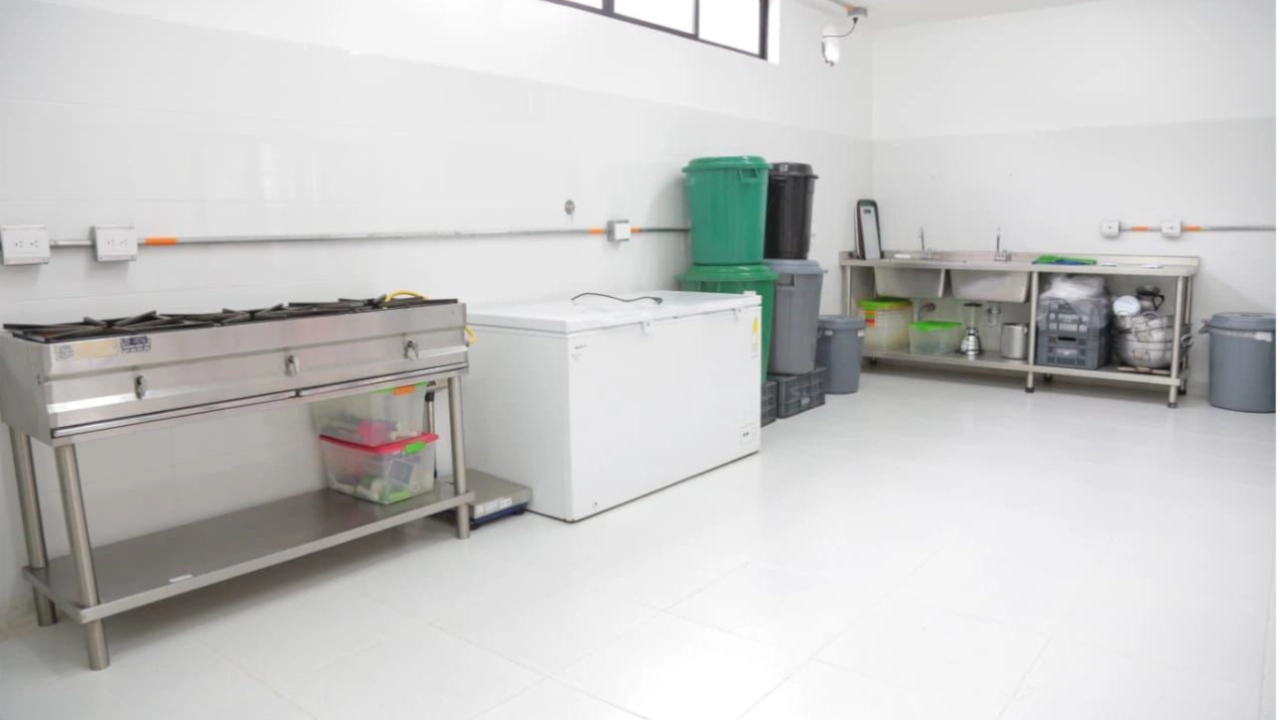 Entregan renovada institución educativa en Itagüí que beneficiará a cerca de 500 estudiantes 1 lienzo agua 1