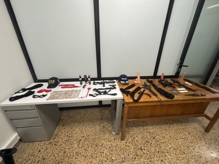 VIDEO: ¡No le cabía uno más! Lituano llegó con maleta llena de juguetes sexuales y fue inadmitido lituano inadmitido