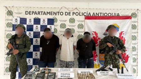 EN VIDEO: Caen en Nechí alias “El Enano”, “Moreno” y “Chucky”, señalados de extorsión y sicariato en Antioquia Golpe al Clan del Golfo en Nechí: capturan a tres presuntos integrantes señalados de extorsión y sicariato en Antioquia