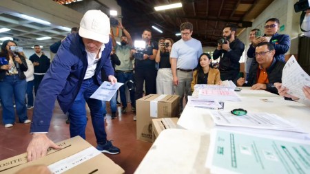 “Cuidar la democracia es importante para nuestro país”: Alcalde de Medellín luego de votar