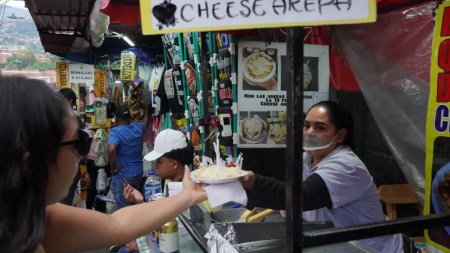 Venteros de la Comuna 13 entran en plan de sostenibilidad impulsado por la Alcaldía de Medellín