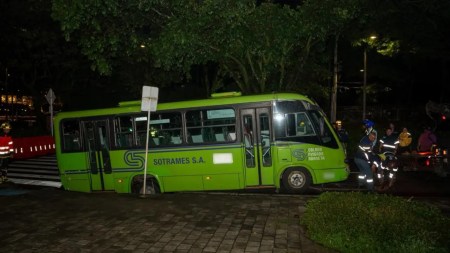 Bus cae en socavón generado por lluvias y obliga cierre de vía en Medellín
