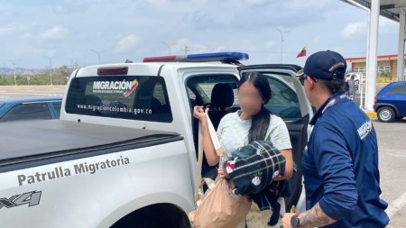 Migración Colombia expulsa desde Medellín a alias Kata buscada en Venezuela por trata de personas