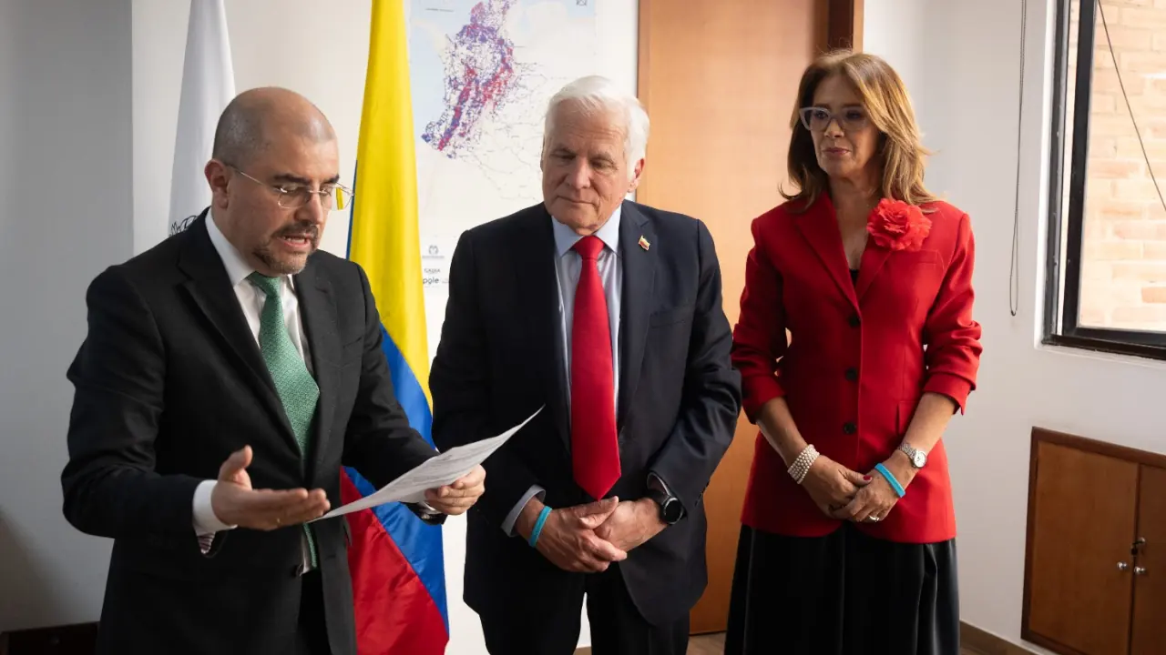 Miguel Uribe Londoño oficializa su candidatura presidencial y presenta a su fórmula vicepresidencial
