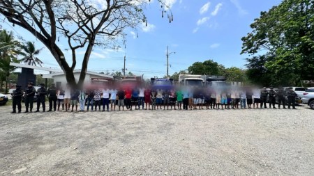 Policía capturó a 32 personas durante operativo contra explotación minera ilegal que generaba ganancias millonarias