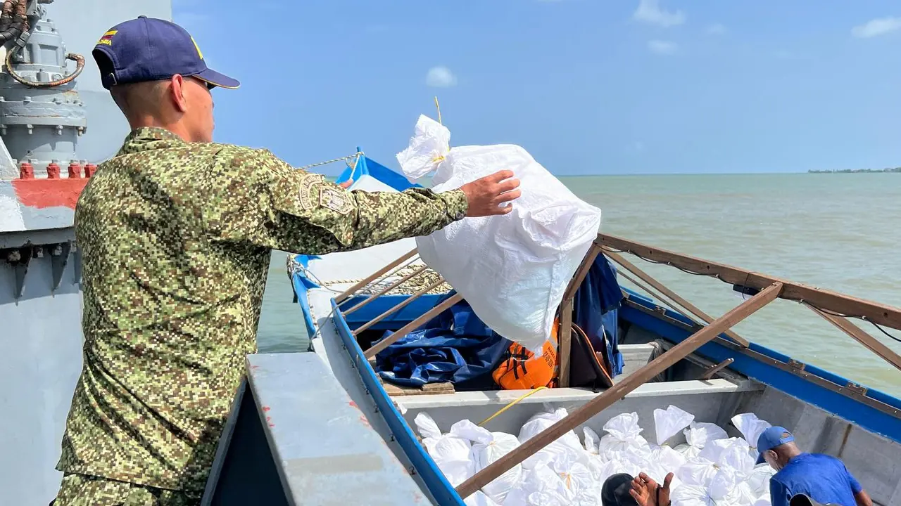 Armada entrega 1.500 kits de alimentos a familias en Arboletes