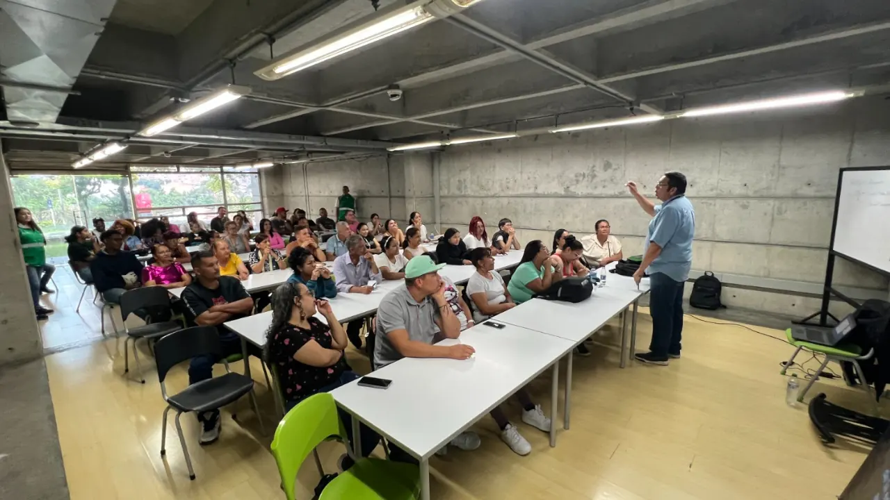 Venteros de la Comuna 13 entran en plan de sostenibilidad impulsado por la Alcaldía de Medellín
