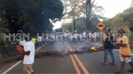 Ciudadanos bloquean vía en Urabá durante protesta en la que pedían libertad de influencer capturado