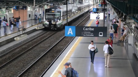 ¿Perdió el pasaje por su mascota? Iba a viajar en el Metro de Medellín y no lo dejaron