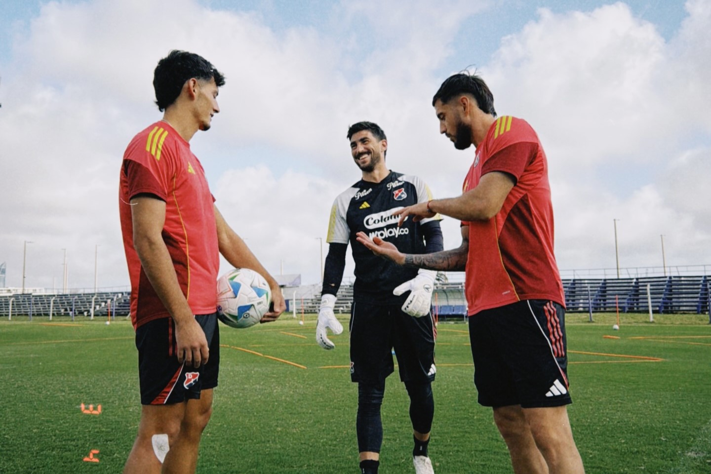 Deportivo Independiente Medellín tiene todas sus fichas disponibles y ajusta detalles para el encuentro ante Juventud en Montevideo
