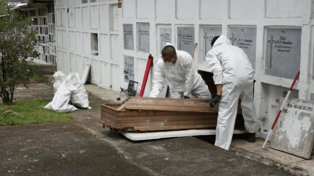 Luego de hallar 24 cuerpos en Copacabana, Unidad de Búsqueda interviene cementerio de Caldas Búsqueda cementerio Caldas