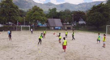 El fútbol australiano, deporte poco conocido en Colombia, hace parte de nuevas escuelas deportivas abiertas en la ciudad