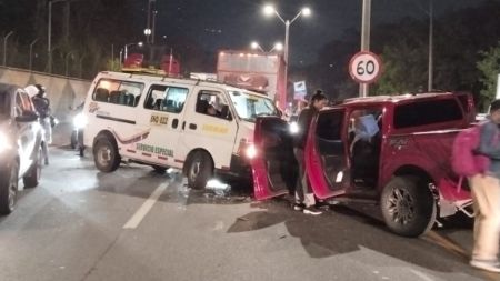 VIDEO: Fuerte choque de frente entre dos vehículos en Bello tiene congestionada la Regional Choque en Bello