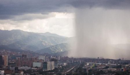 Lluvias intensas y granizo generan alerta en Medellín y el Valle de Aburrá Alertas en Medellín y el Valle de Aburrá por deslizamientos y fuertes lluvias