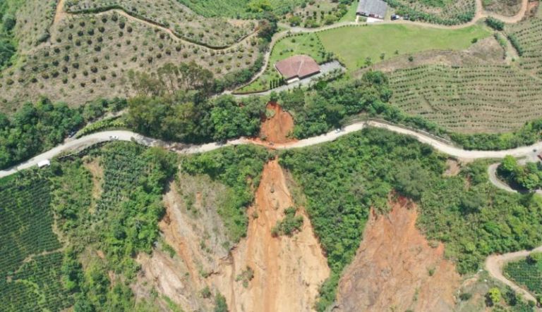 VIDEO: Atención conductores: tramo de la vía Concordia–Betulia cerrado por deslizamiento de tierra Cierre en Concordia–Betulia: deslizamiento de tierra pone en riesgo a conductores