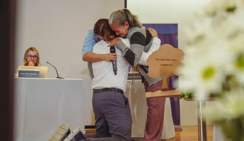 VIDEO: Abrazo que rompe el silencio: madre y nieta perdonan al teniente que mató a su hijo