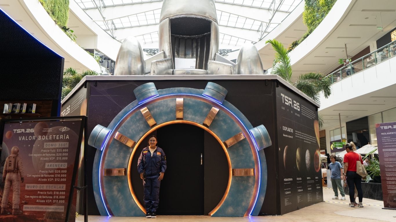 Un exoplaneta a 102 años luz llega a Medellín: así es la experiencia inmersiva que invita a explorar otros mundos