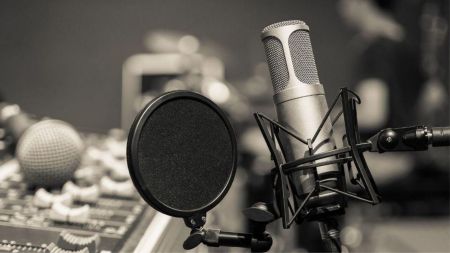 Las voces que cuentan historias: Colombia celebra este 24 de marzo el Día del Locutor