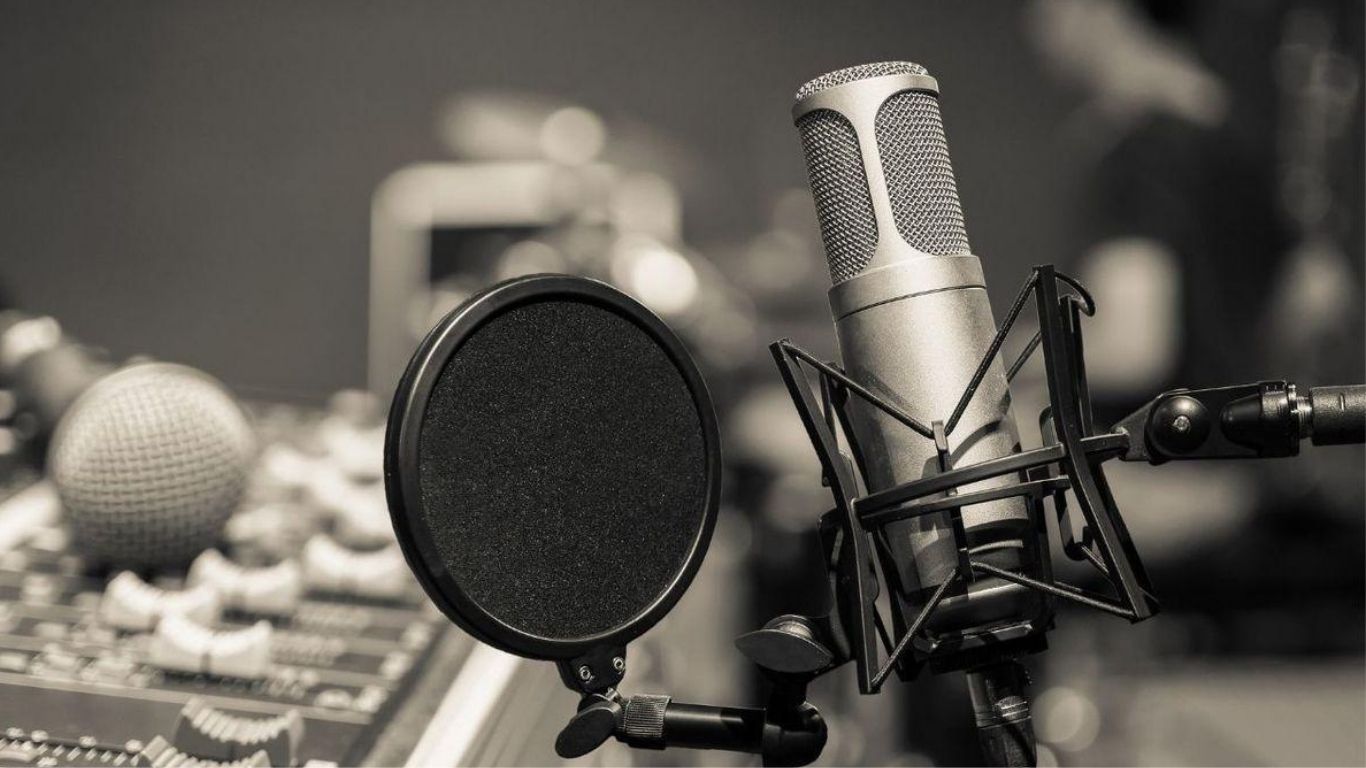 Las voces que cuentan historias: Colombia celebra este 24 de marzo el Día del Locutor