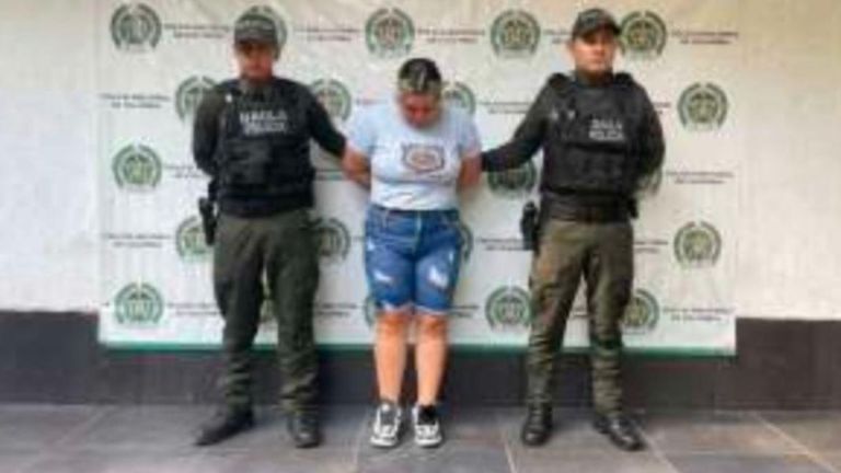 Trabajaba en un banco y con los reclusos a la vez: cayó mujer que filtraba datos de clientes a extorsionistas Empleada de banco es judicializada por filtrar datos de clientes a red de extorsión que operaba desde la cárcel