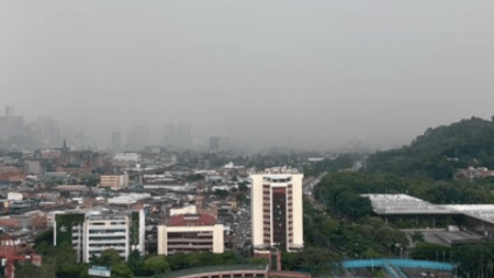 Fuerte tormenta eléctrica obliga a tomar precauciones en Medellín