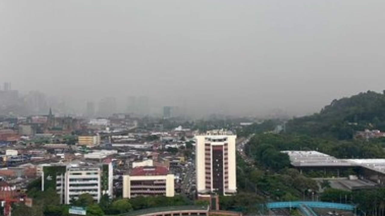 Fuerte tormenta eléctrica obliga a tomar precauciones en Medellín