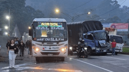 Choque de tres vehículos tiene cerrada la vía de la variante de Caldas en el sentido de Sur a Norte