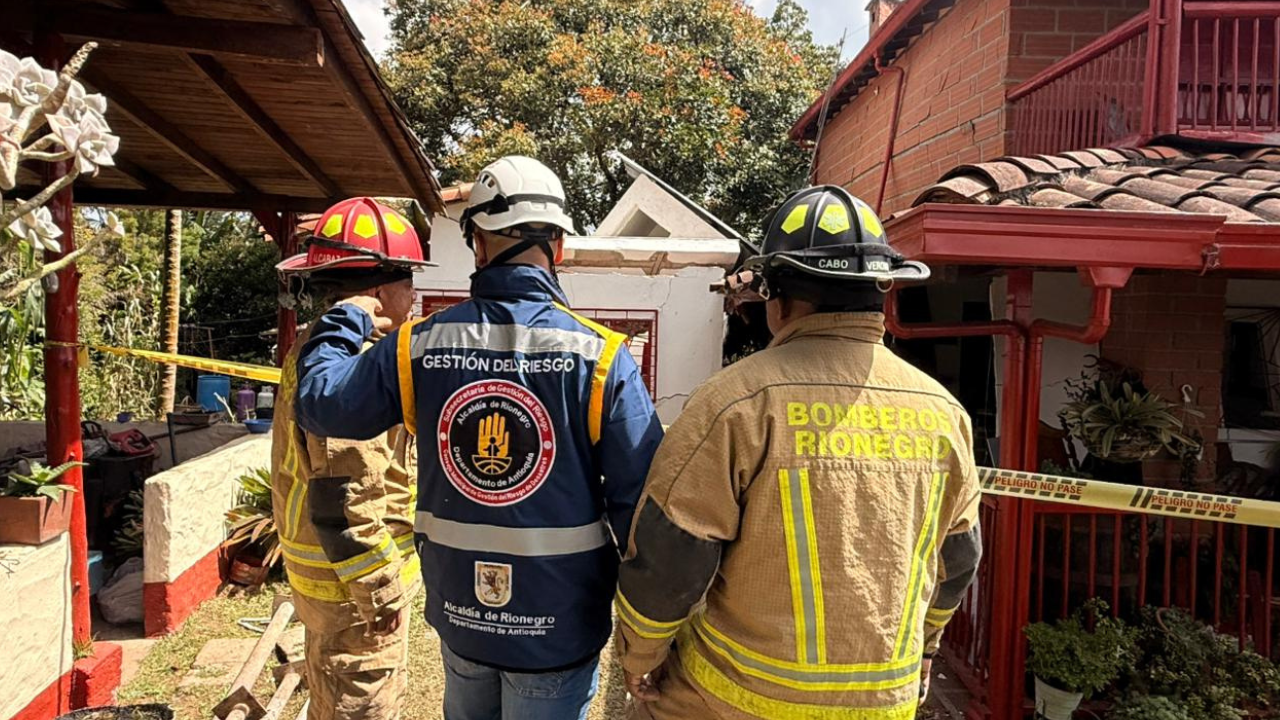 Mujer de 72 años fue rescatada después de una explosión en Rionegro Mujer de 72 años fue rescatada después de una explosión en Rionegro