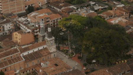 ¿Se quedó sin frenos? Bus escolar colisiona y deja 5 niños lesionados en La Estrella