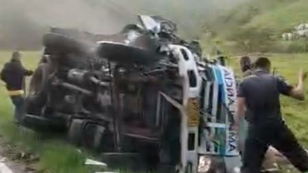 Emergencia en la vía San José – Cisneros: Ambulancia, con cuatro personas a bordo, chocó contra un árbol y quedó perdida total