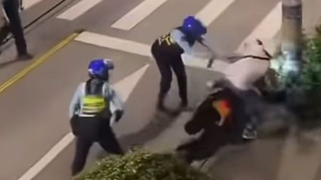 ¿Se les fue la mano? Denuncian que agentes de tránsito tiraron al suelo a un conductor.